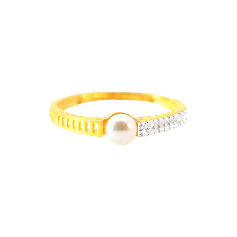 22k Yellow Cubic Zirconia Pearl Ring in size 7.5 and total gold weight of 2.06g