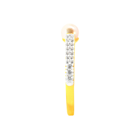 22k Yellow Cubic Zirconia Pearl Ring in size 7.5 and total gold weight of 2.06g