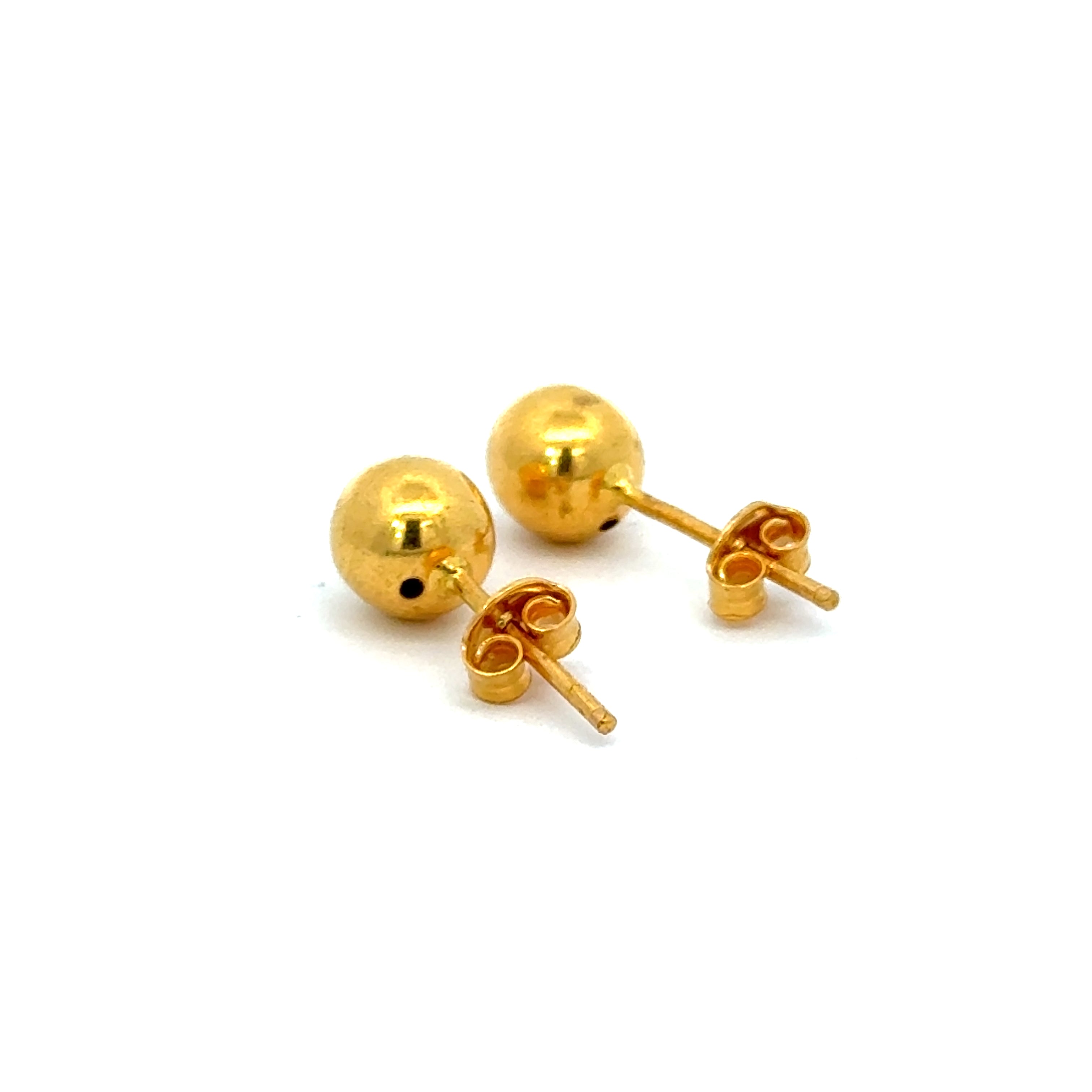 22k Yellow Gold Stud Earrings with gold weight of 1.7g