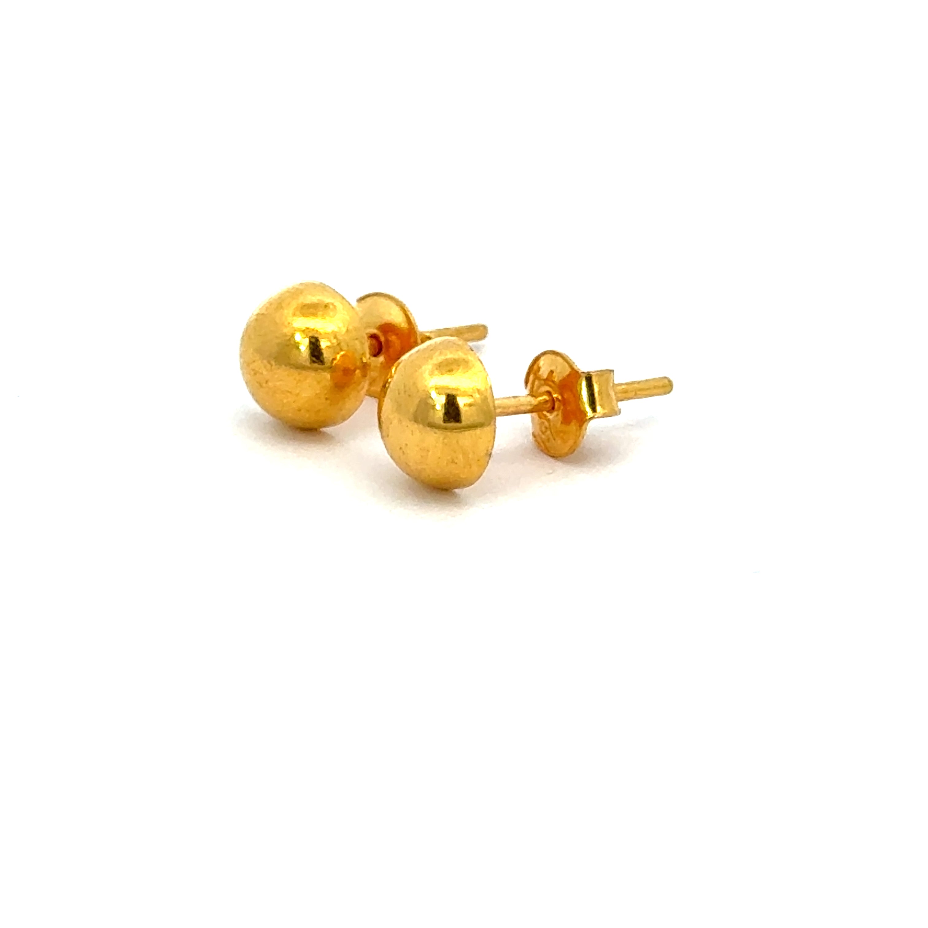 22k Yellow Gold Stud Earrings with gold weight of 1.37g