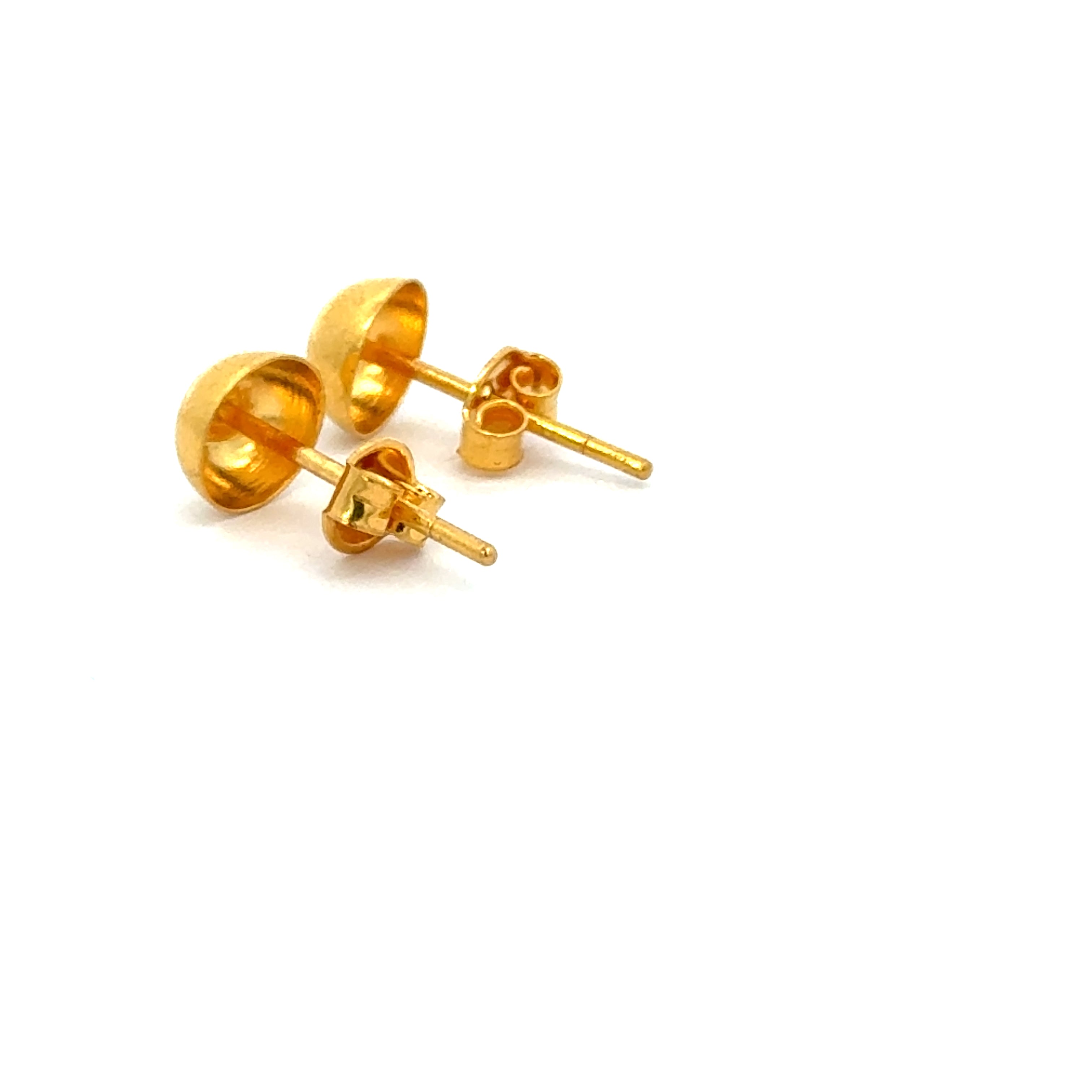 22k Yellow Gold Stud Earrings with gold weight of 1.37g