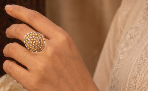 22k Two-Tone Gold Ring in size 7.5 and total gold weight of 2.9g