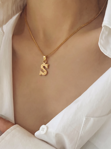 22K Yellow Gold Initial S Pendant with gold weight of 0.93g
