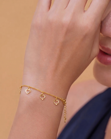 22K Yellow Gold Heart Charm Bracelet measuring 0.83mm thickness x 7.5 inch length