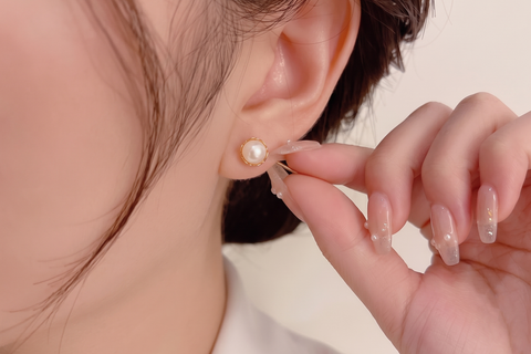22k Yellow Gold Stud Pearl Earrings with gold weight of 1.45g