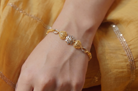 22K Two Tone Gold Charm Bracelet measuring 3mm thickness x 7 inch length