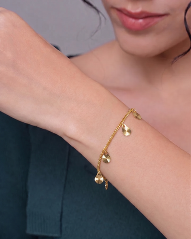 22K Yellow Gold Oval Charm Bracelet measuring 0.8mm thickness x 7.5 inch length