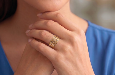 22k Three-Tone Gold Filligree Band Ring in size 7.5 and total gold weight of 3.23g