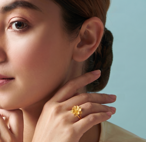 22k Yellow Gold Floral Ring in size 6.5 and total gold weight of 1.81g