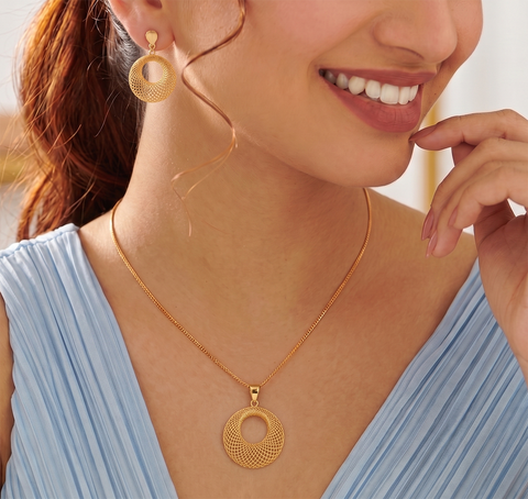 22K Yellow Gold Alluring Pendant and Earrings Set