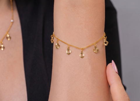 22K Yellow Gold Charm Bracelet measuring 0.79mm thickness x 7.5 inch length