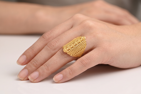 22k Yellow Gold Ring in size 7.2  and total gold weight of 5.51g