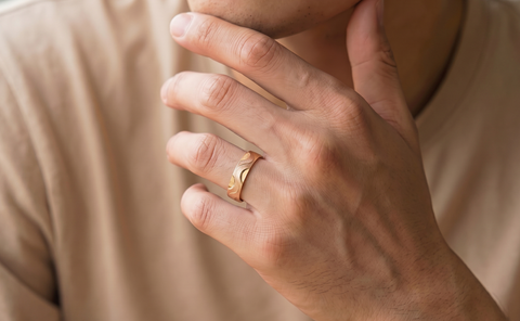 22k Two-Tone Gold Fancy Band Ring in size 10 and total gold weight of 2.5g