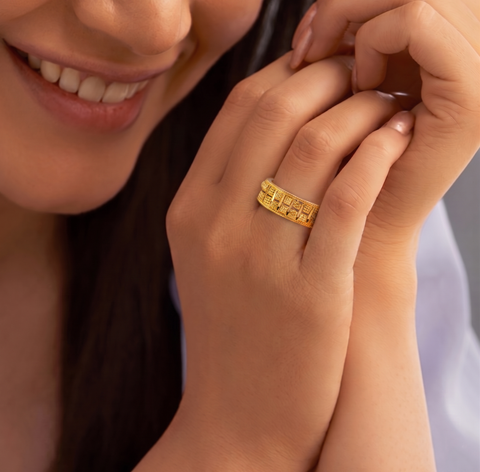 22k Yellow Gold Fancy Band Ring in size 5 and total gold weight of 3.5g