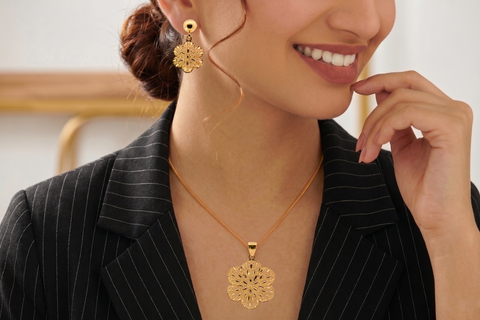 22K Yellow Gold Exquisite Filligree Pendant and Earrings Set