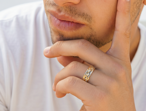 22k Two-Tone Gold Fancy Band Ring in size 8 and total gold weight of 2.89g