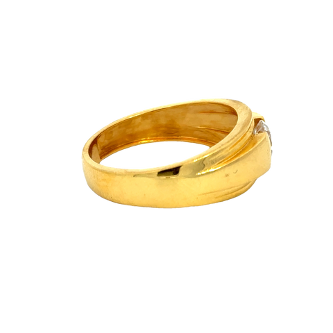 22k Yellow Cubic Zirconia Bands Mens Rings in size 10 and total gold weight of 7g