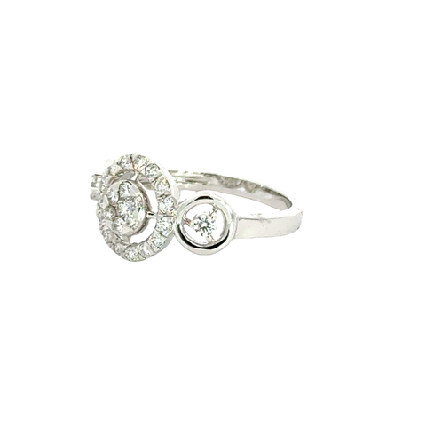 18k White Gold and Diamond Fancy Ring in size 5 and total gold weight of 2.9g