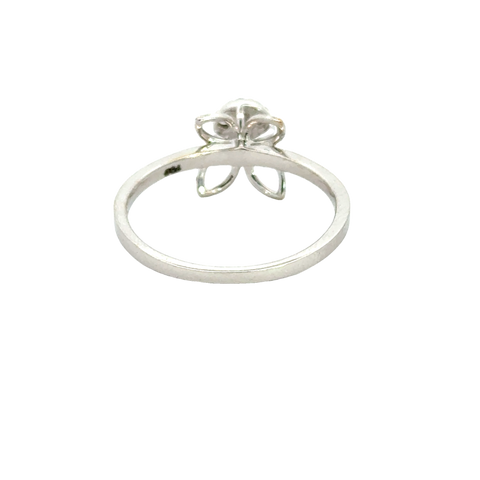 18k White Gold and Diamond Fancy Ring in size 6.5 and total gold weight of 2.07g