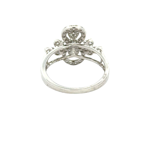 18k White Gold and Diamond Fancy Ring in size 6 and total gold weight of 3.12g