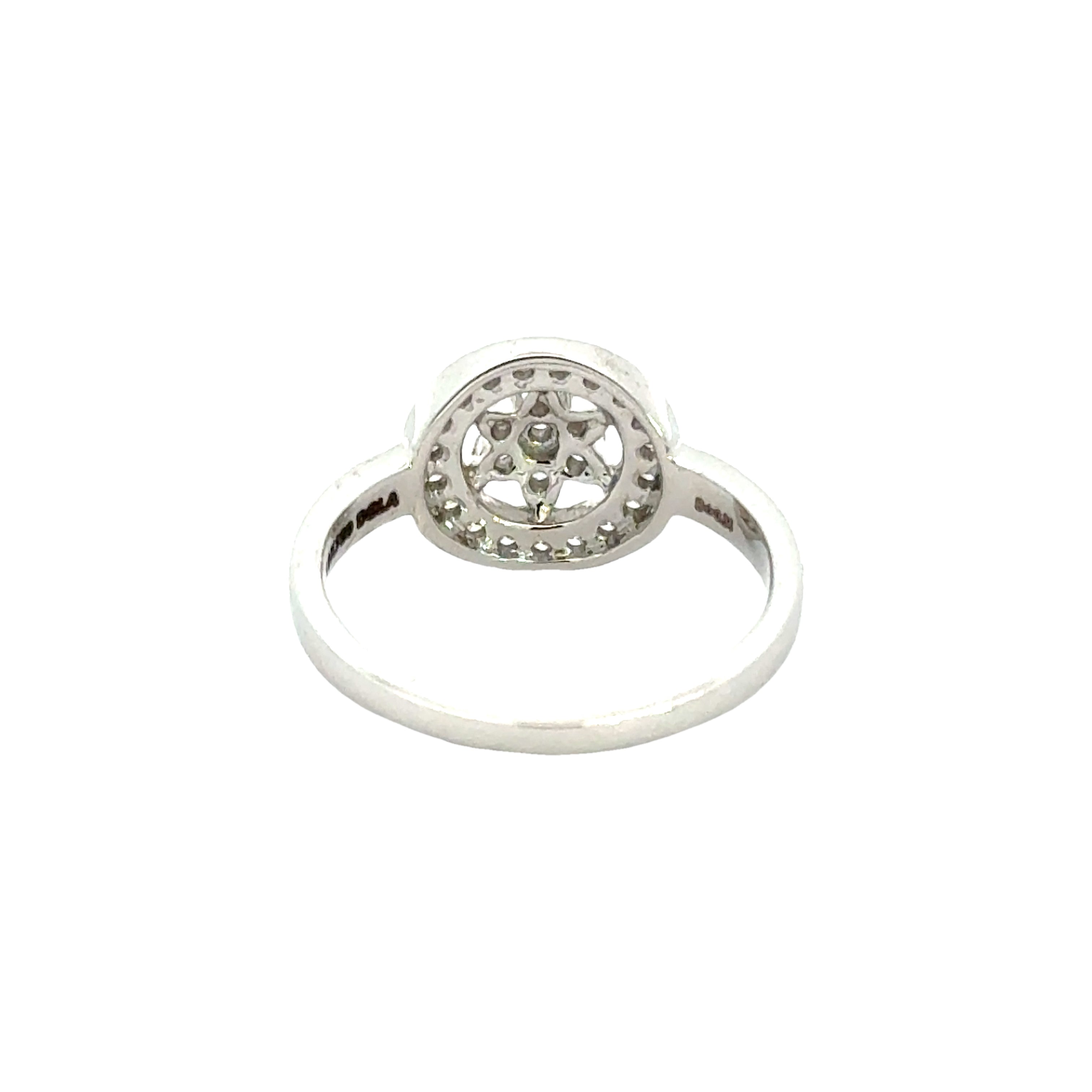 18k White Gold and Diamond Star Fancy Ring in size 5.5 and total gold weight of 3.25g