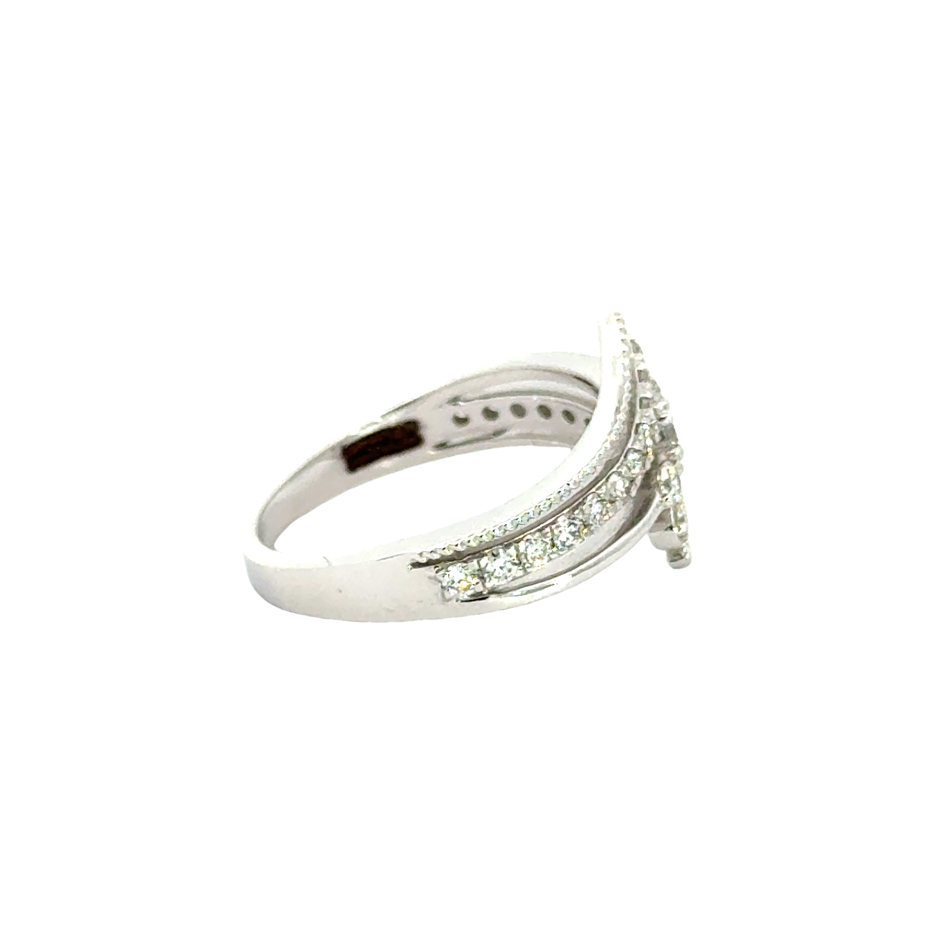 18k White Gold and Diamond Fancy Ring in size 5 and total gold weight of 3.32g