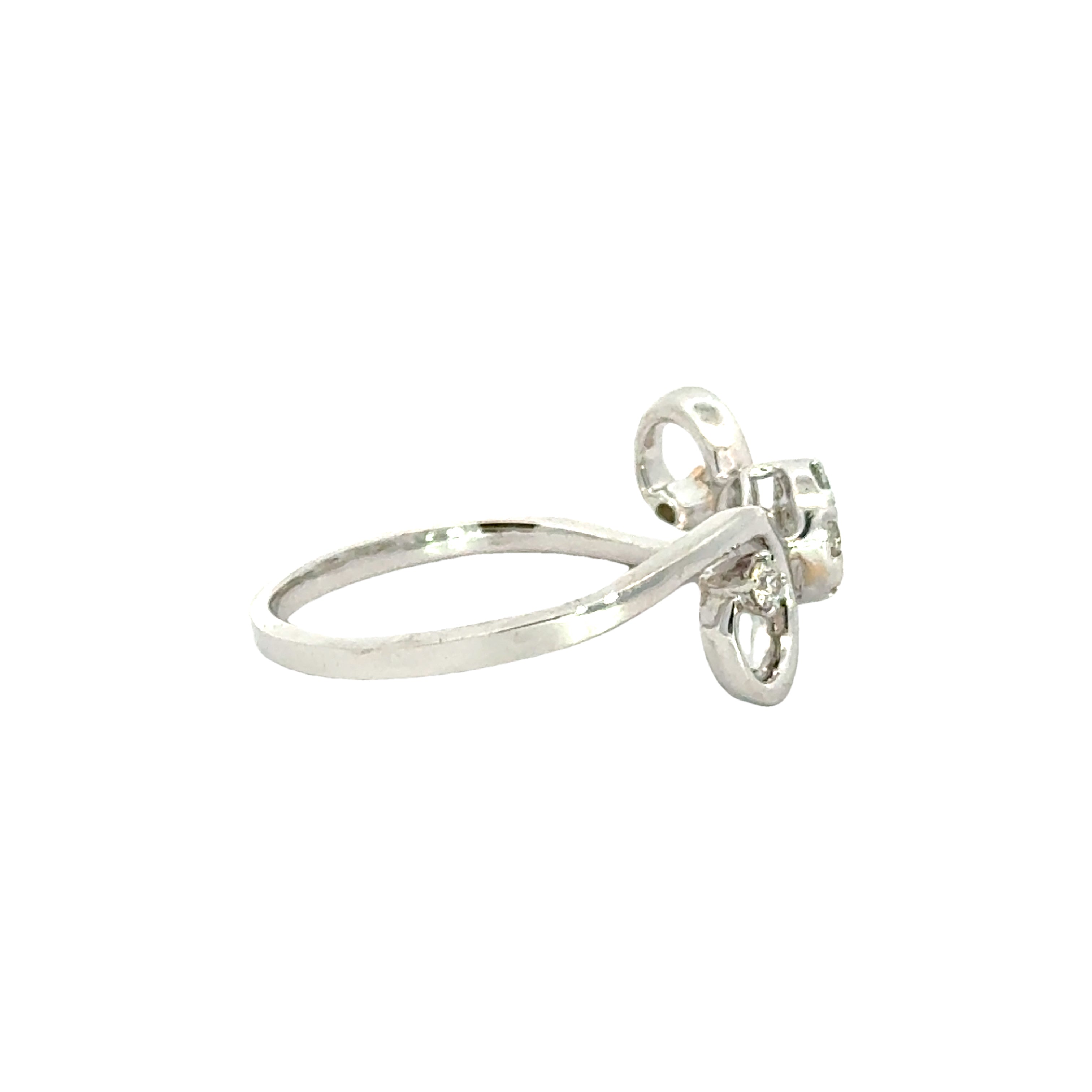 18k White Gold and Diamond Fancy Ring in size 6.5 and total gold weight of 2.12g