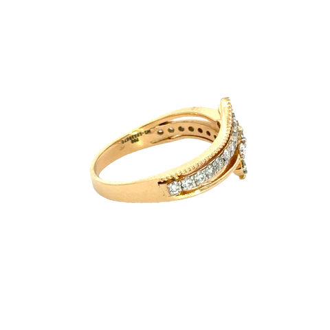 18k Yellow Gold and Diamond Fancy Ring in size 5 and total gold weight of 3g