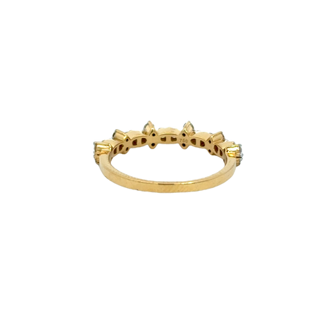 18k Yellow Gold and Diamond Fancy Ring in size 5.5 and total gold weight of 2.21g