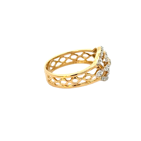 18k Yellow Gold and Diamond Fancy Ring in size 5.5 and total gold weight of 3.66g