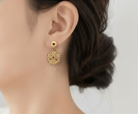 22k Two-Tone Gold Dangler Earrings with gold weight of 2.37g